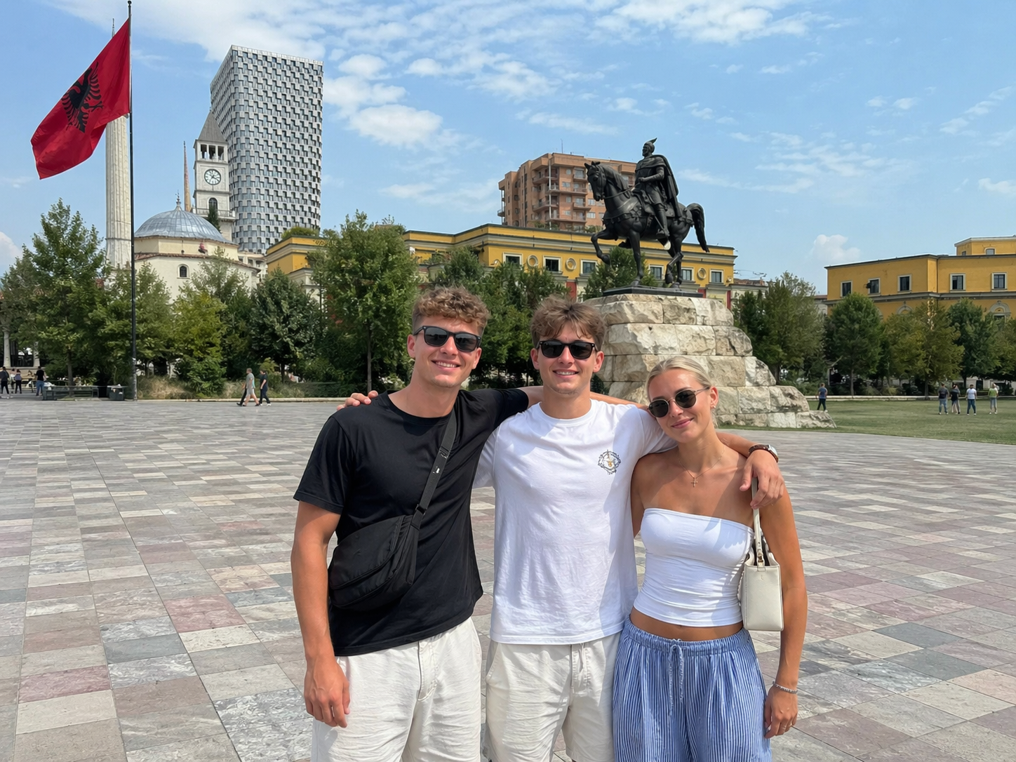 Ein Tag, drei Freunde und eine Stadt voller Energie: Tirana